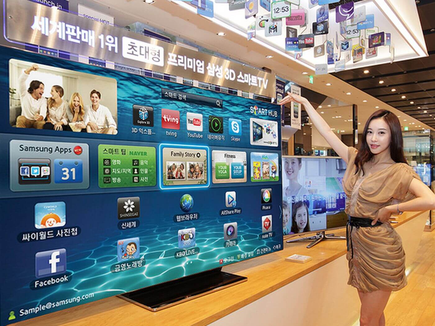Seorang wanita menunjukkan Samsung Smart TV di sebuah pameran di Korea Selatan